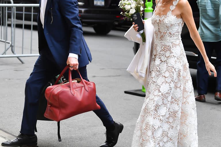 La pareja regresando de su boda secreta en el Ayuntamiento de Nueva York. Naomi usó un vestido de novia de Oscar de la Renta mientras que  su esposo Billy vestía un traje azul marino y una camisa blanca