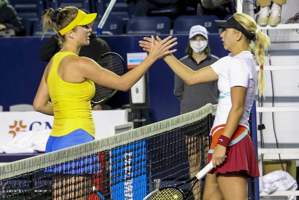 烏克蘭網球女將史維托琳娜(左)賽後向俄羅斯女將波塔波娃致意。（美聯社）