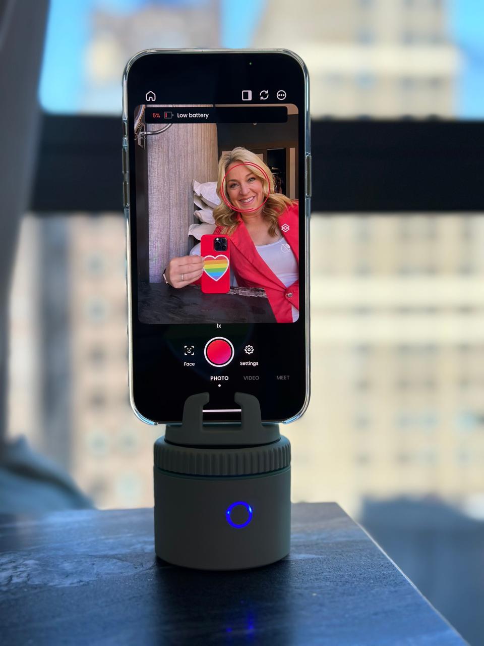 About half the size of soda can, you just charge this little auto-tracking smartphone mount up, pair it with an app, and it uses AI motion tracking to follow you around and keep you in frame.