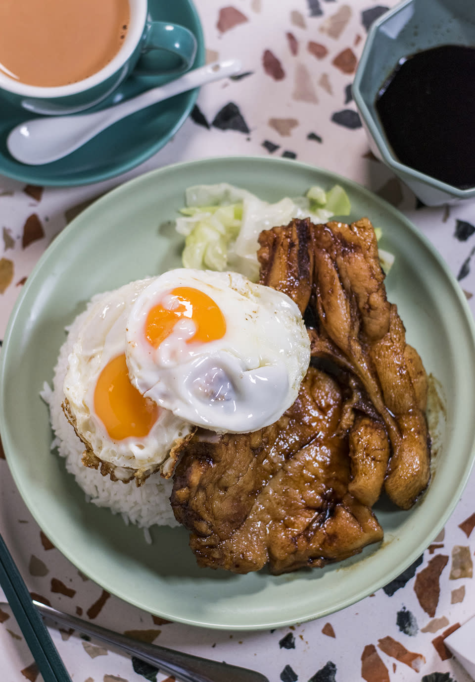 中環美食︱小巷茶餐廳「天蓬」 日賣過百碟 15cm超巨型豬扒飯