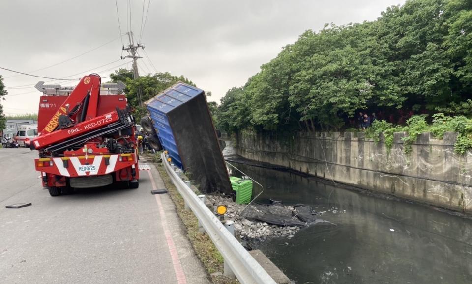 曳引車貨斗上砂石傾洩而出。（圖／翻攝畫面）