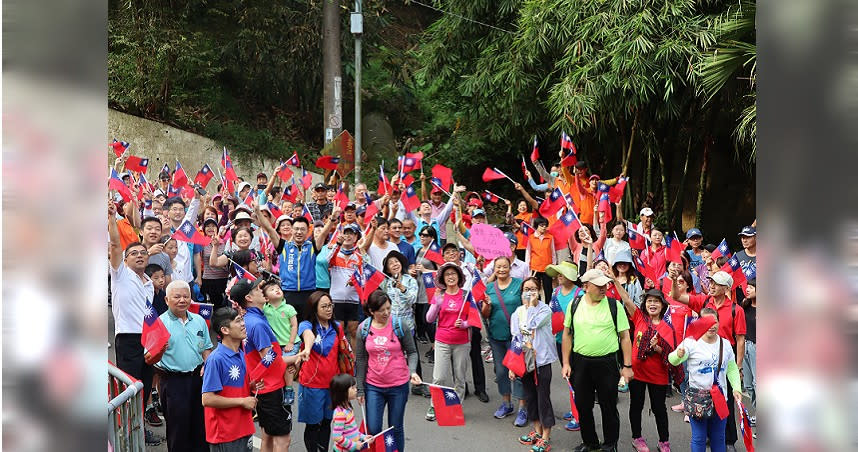 立委江啟臣等人舉行登山健走活動，慶祝中華民國108歲生日快樂。（圖／立委江啟臣服務處提供）