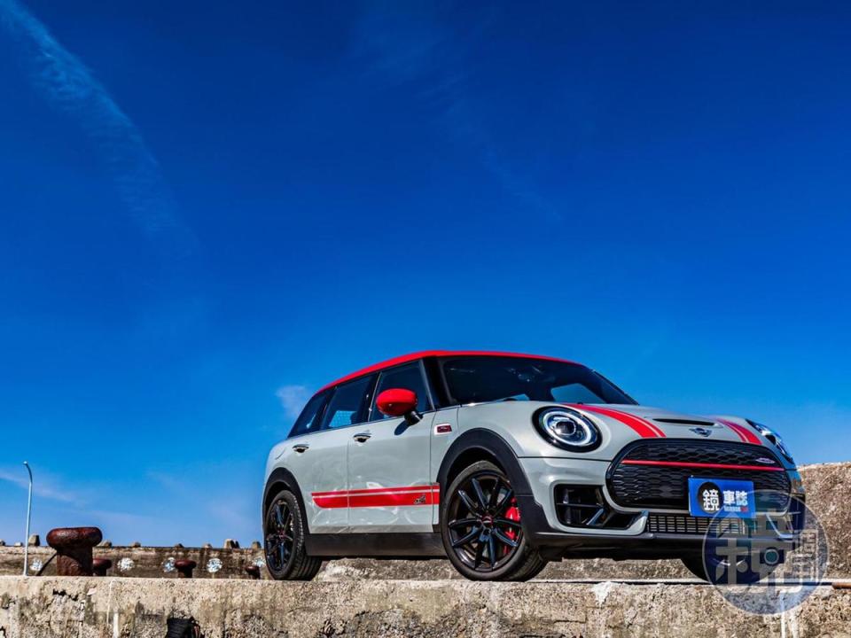 外表充滿競速氣息的MINI Clubman JCW ALL4，其零百僅需4.9秒的剽悍加速，堪稱是國內原廠規格MINI中的最速標竿！