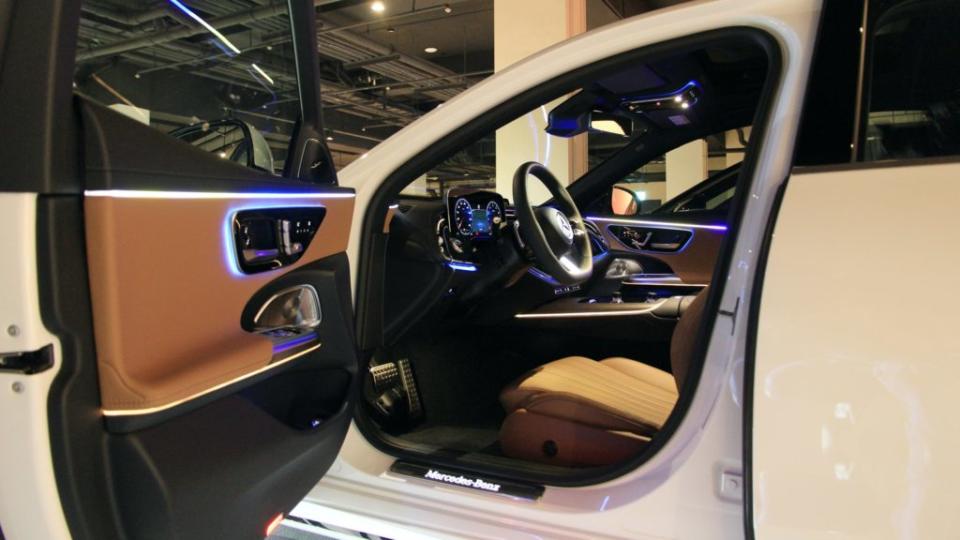 如果有選配主動式環景照明，那麼車上的氣氛燈將會配合音樂節奏提供更加絢麗的車內氛圍呈現。(圖片來源/ 地球黃金線)