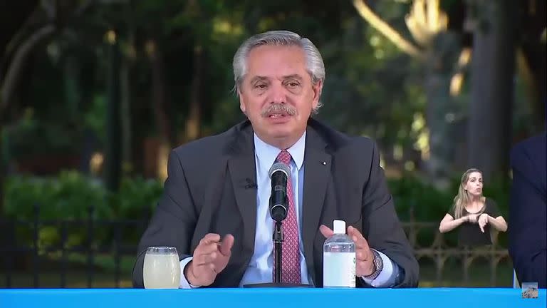 Tras conocerse que en 2021 la inflación fue de 50,9%, sorprendentemente el presidente Alberto Fernández celebró que el índice de diciembre, de 3,8%, resultó menor al del último mes de 2020, de 4%, y habló de "un camino descendiente"; en 2020 el aumento de precios había sido bastante menor, de 36,1%