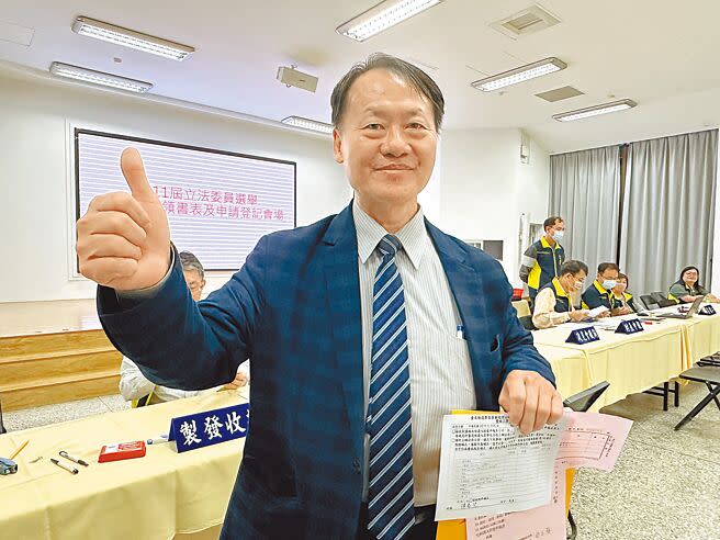 58歲陳長宏24日下午突然現身台東縣選委會，成為台東立委選舉第6位參選人。（蔡旻妤攝）