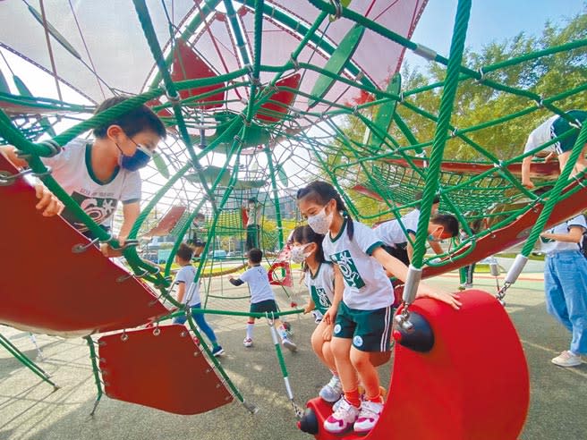 防疫鬆綁，台中市長盧秀燕28日宣布，公園綠地及觀光場域附設兒童遊戲場，即日起恢復開放民眾使用。（盧金足攝）