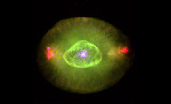 NGC 6826 — планетарная туманность, умирающая звезда, свет которой заставляет вокруг себя светиться ранее выброшенный газ.