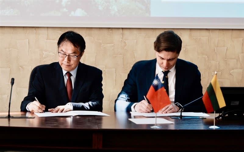 台南市長黃偉哲與立陶宛納瓦市長辛可威斯簽訂兩城市友誼合作約定。