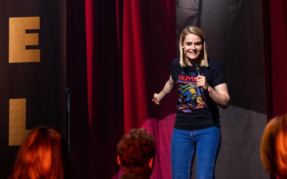 Zwischendurch zog sich Hazel Brugger auf ihre Kernkompetenz zurück: Standup-Comedy. (Bild: ProSieben / Florida TV / Julian Mathieu)