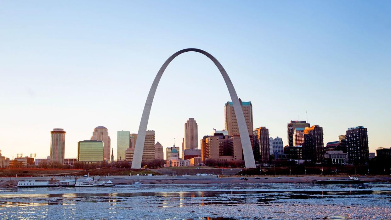 a view of the gateway arch and st louis missouri