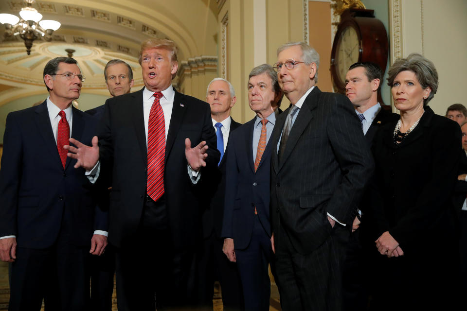 El presidente Donald Trump con el líder de la mayoría en el Senado, Mitch McConnell, otros líderes senatoriales republicanos y el vicepresidente Mike Pence. (Reuters)