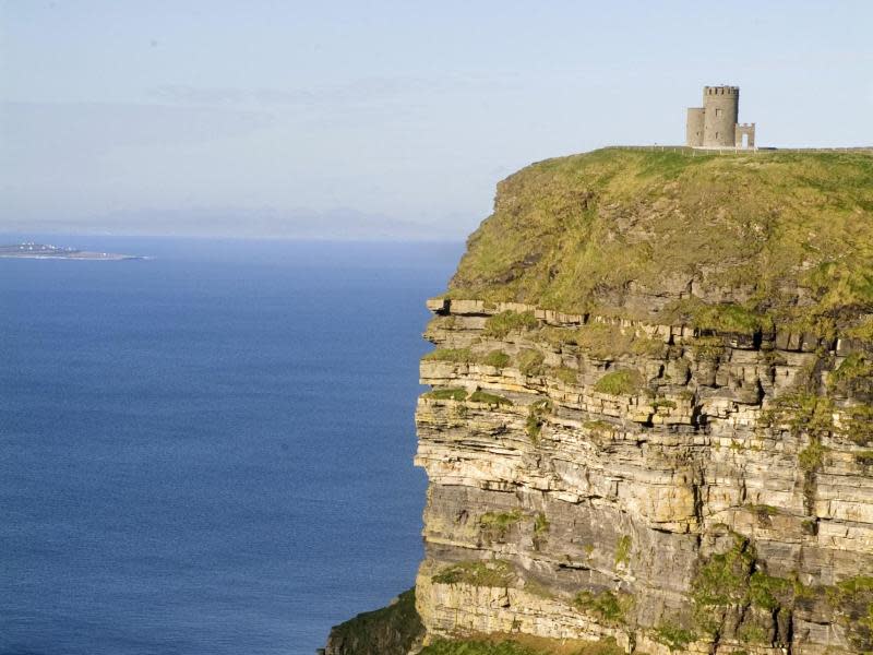 Burgen sind allgegenwärtig: Auch an den Cliffs of Moher am Wild Atlantic Way sind sie zu finden. Foto: Tourism Ireland/Christopher Hill