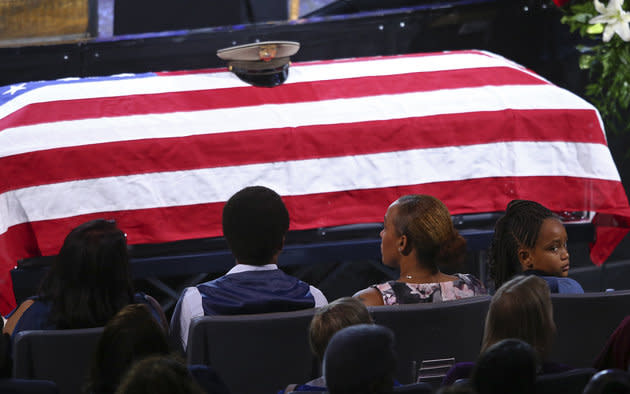 Chase Stevens/Pool a través de Getty Images ‒ Familiares en el funeral del 20 de octubre de la agente de policía de Las Vegas, Charleston Hartfield, una de las 58 personas asesinadas por un hombre armado el 1 de ese mes.