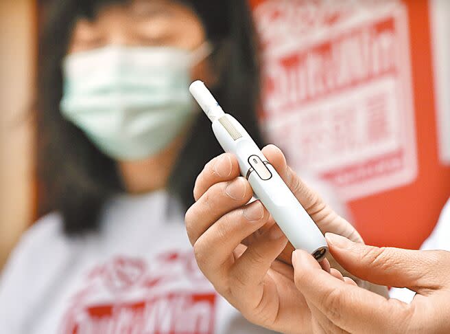 台北市學生去年總吸菸數是前4年平均的3倍，其中吸食電子煙5年內更增加了18倍，議員要求教育局應落實校園抽查機制，並對攜帶或使用者戒治輔導。圖為加熱煙。（本報資料照片）（吸菸有害健康）