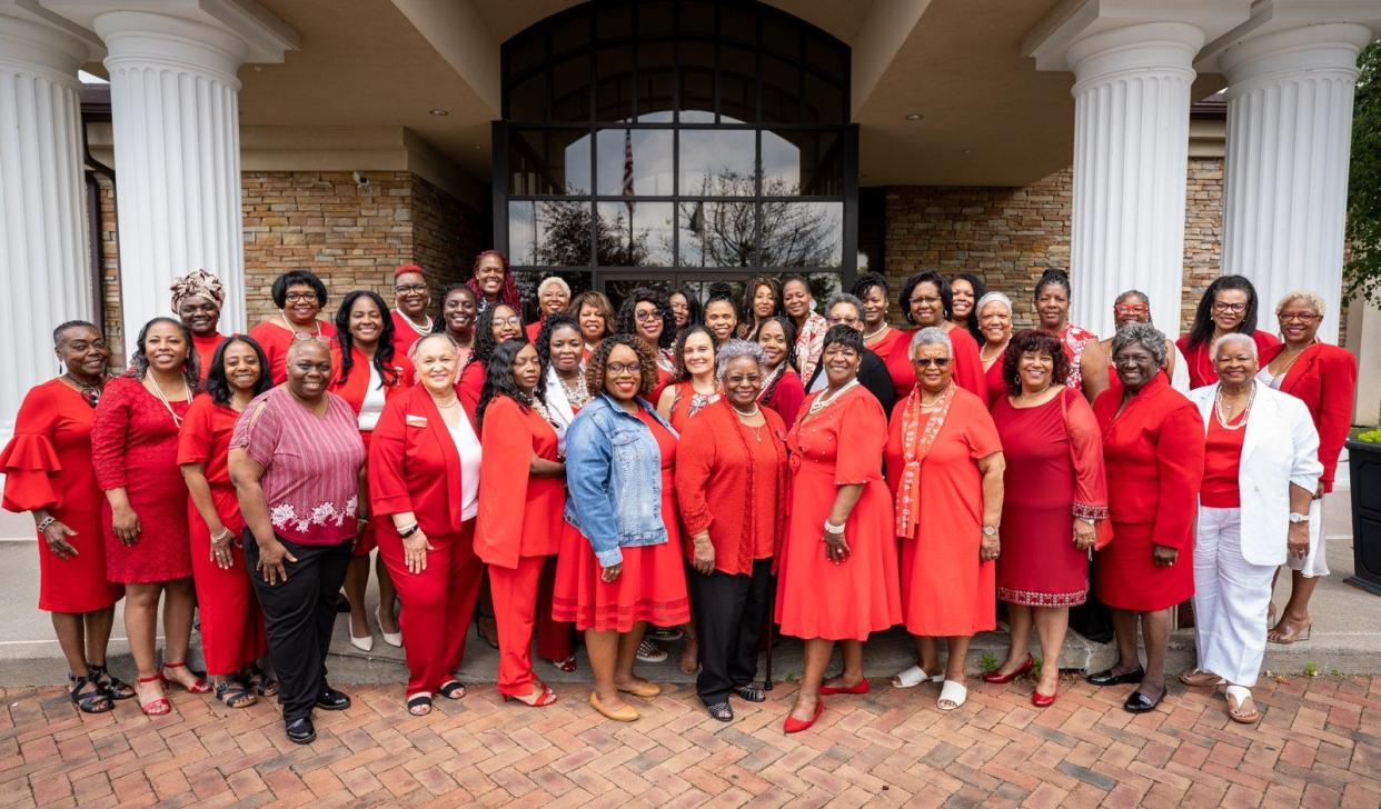 Members of the Stark Alumnae Chapter of Delta Sigma Theta Sorority recently celebrated its 35th anniversary at the Quarry Golf Club in Canton.