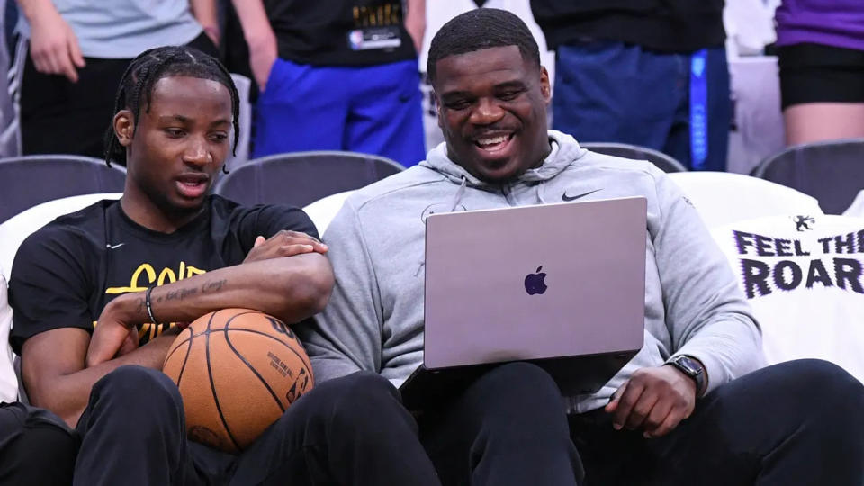 Anthony Vereen (right) shares a laugh with 20-year-old forward <a class="link " href="https://sports.yahoo.com/nba/players/6549" data-i13n="sec:content-canvas;subsec:anchor_text;elm:context_link" data-ylk="slk:Jonathan Kuminga;sec:content-canvas;subsec:anchor_text;elm:context_link;itc:0">Jonathan Kuminga</a> before Game 7 of the Warriors' first-round NBA playoff series against the <a class="link " href="https://sports.yahoo.com/nba/teams/sacramento/" data-i13n="sec:content-canvas;subsec:anchor_text;elm:context_link" data-ylk="slk:Sacramento Kings;sec:content-canvas;subsec:anchor_text;elm:context_link;itc:0">Sacramento Kings</a>.