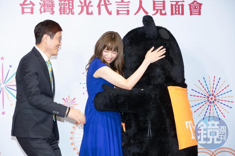 川口春奈被「喔熊」組長的熱情嚇到趕緊回抱。