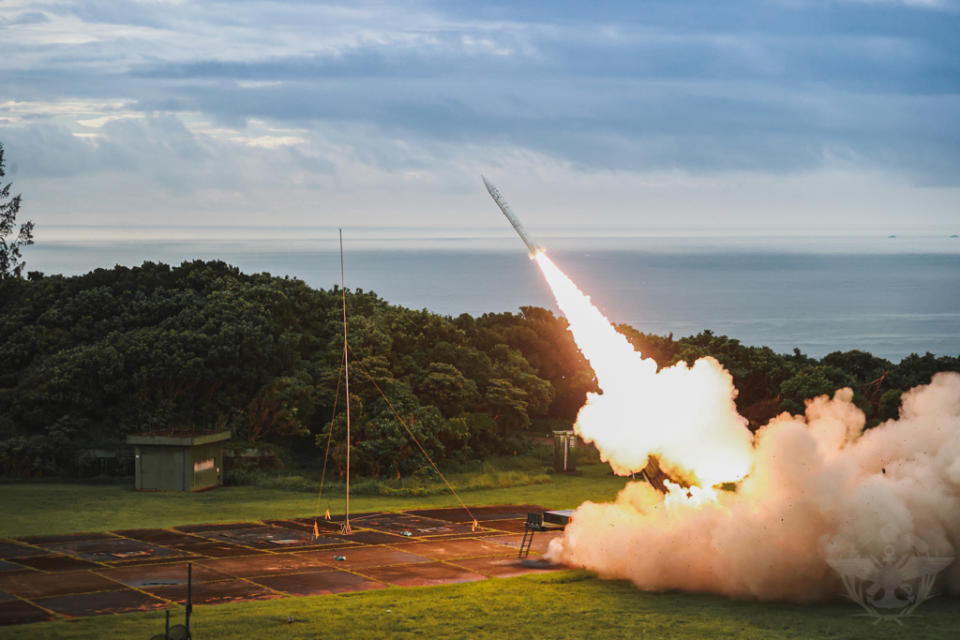 空軍發射天弓一型飛彈。（國防部提供）