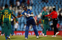 Cricket - South Africa v Sri Lanka - Fifth One Day International cricket match - SuperSport Park Stadium, Centurion, South Africa - 10/2/17 - Sri Lanka's and South Africa's players shake hands at the end of the match. REUTERS/Siphiwe Sibeko