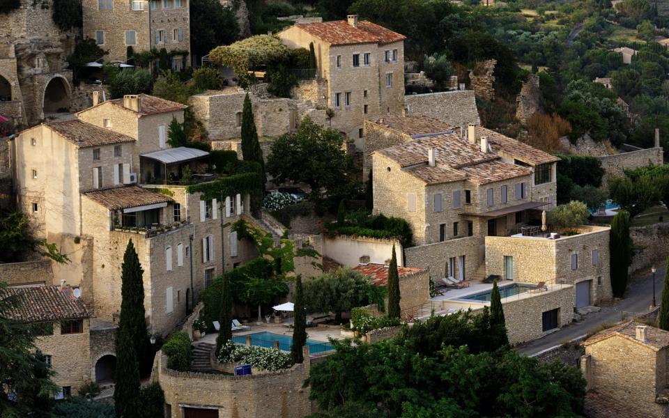 Houses with swimming pools in the village Gordes, Vaucluse, Provence Alpes Cote d'Azur, France - Matjaz Corel/Alamy Stock Photo