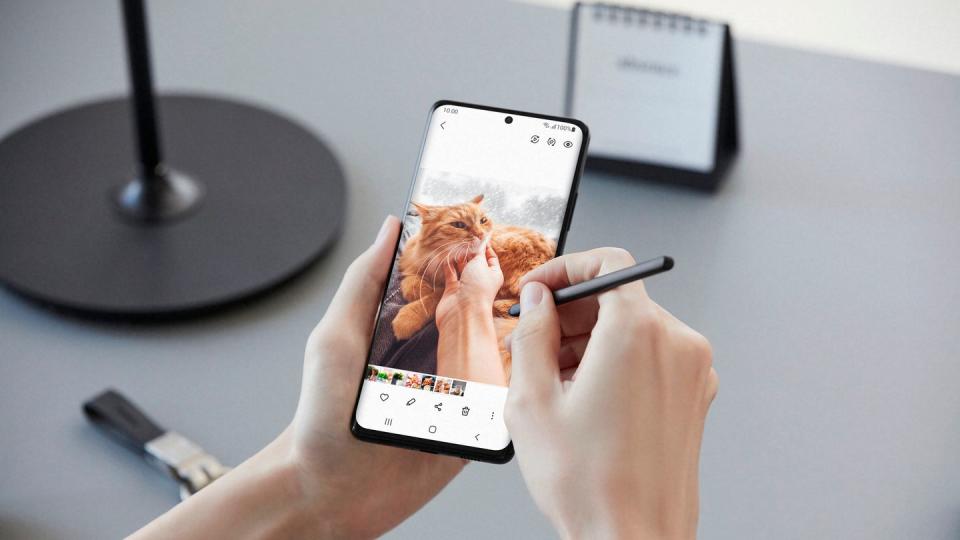 Mit der passiven Variante des S Pen können Nutzerinnen und Nutzer direkt auf dem Bildschirm des Samsung Galaxy-S21 Ultra schreiben.