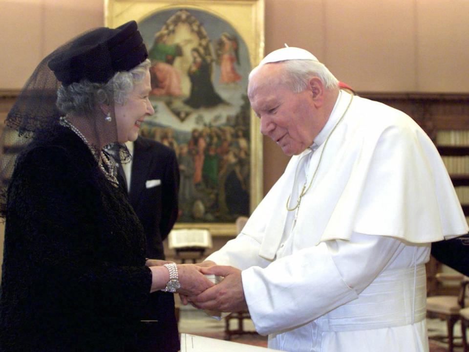Queen Elizabeth II and Pope John Paul II as they meet at the Vatican, 2000 (AP)