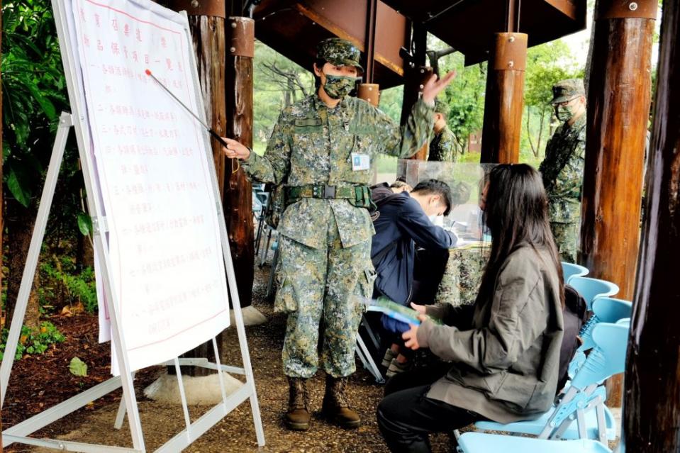 國防部首梯女性教召八日在桃園八德一帶的戰術位置辦理報到，參與教召的江姓小姐（右一）表示，雖然是自願報名但仍免不了緊張。(中央社)