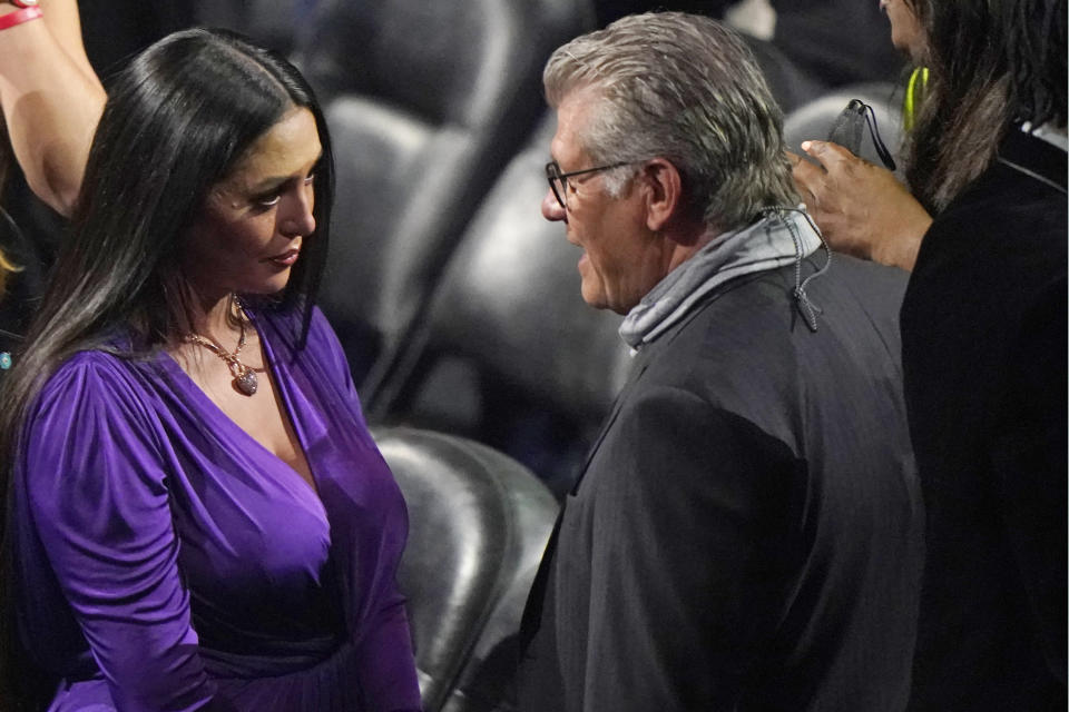 Vanessa Bryant, center, the wife of the Kobe Bryant, speaks to Connecticut women's basketball coach Geno Auriemma, before the start of the 2020 Basketball Hall of Fame enshrinement ceremony, Saturday, May 15, 2021, in Uncasville, Conn. (AP Photo/Kathy Willens)