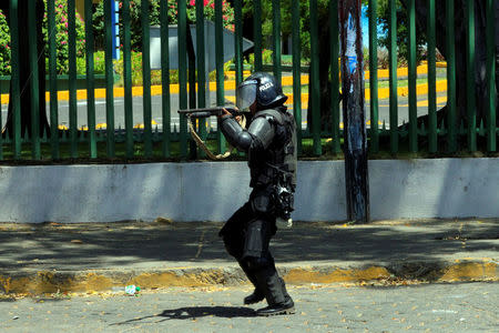 Riot police fire rubber bullets toward university students during a protest against the reforms that implement changes to the pension plans of the Nicaraguan Social Security Institute (INSS) in Managua, Nicaragua April 19,2018.REUTERS/Oswaldo Rivas