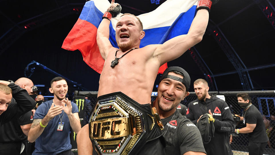 Petr Yan celebra su victoria por nocaut técnico sobre José Aldo en el UFC 251. (Foto de Jeff Bottari/Zuffa LLC)