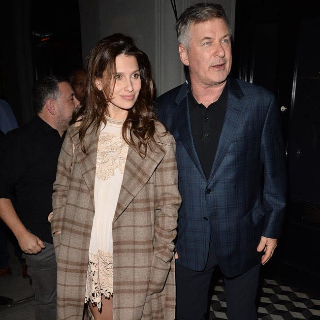 Alec e Hilaria Baldwin credit:Bang Showbiz