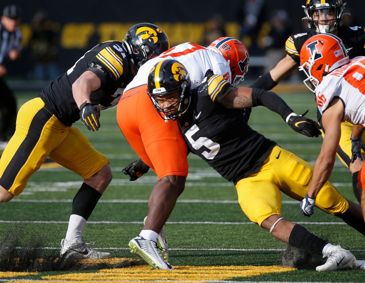 Iowa sophomore linebacker Jestin Jacobs in 2021 hits Illinois tight end Daniel Barker. Jacobs, a standout in Iowa prior to an injury, is expected to be a strong contributor to his new Oregon team.