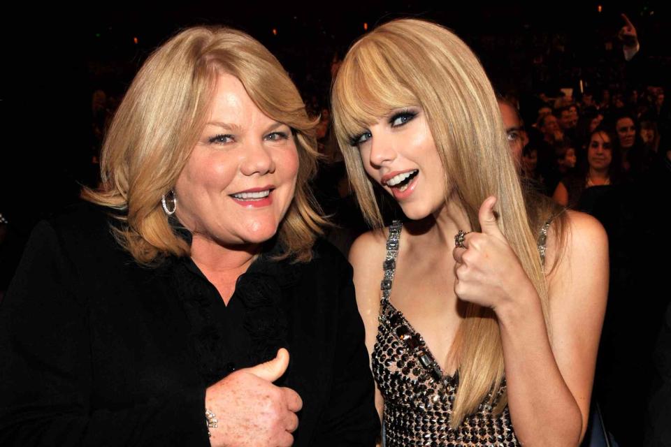 <p>Mazur AMA 2010/WireImage</p> Andrea Swift and Taylor Swift in 2010