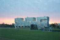 Por su llamativo diseño, esta residencia universitaria del Instituto Tecnológico de Massachusetts levanta tanta admiración como desprecio por parte de entusiastas de la arquitectura de todo el mundo. Muchos conocen a este edificio como la esponja de metal, aunque, más allá de su diseño, lo realmente importante es que en su interior ofrece todo tipo de comodidades a los estudiantes. (Foto: Getty Images).