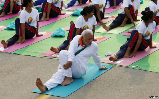 印度總理莫迪參加集體瑜伽活動（2015年6月21日）。 他積極向全球推廣印度的軟實力，瑜伽則被作為代表。 莫迪是瑜伽愛好者，在參加國際活動的時候，他不忘與世界各國的政治領袖們探討一番練習瑜伽的益處。