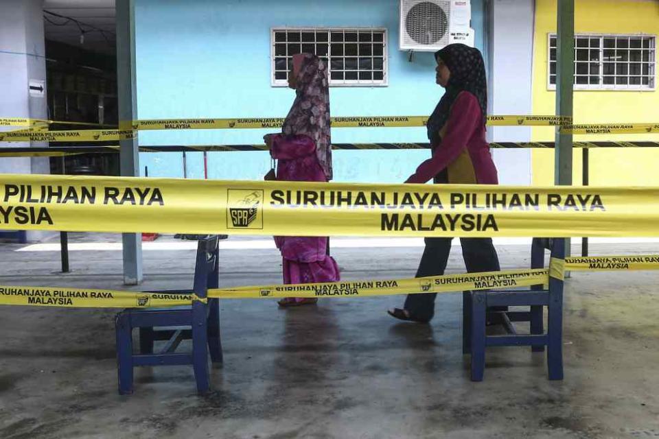 Voters arrive at a polling centre to cast their ballots in Rantau April 13, 2019. ― Picture by Yusof Mat Isa