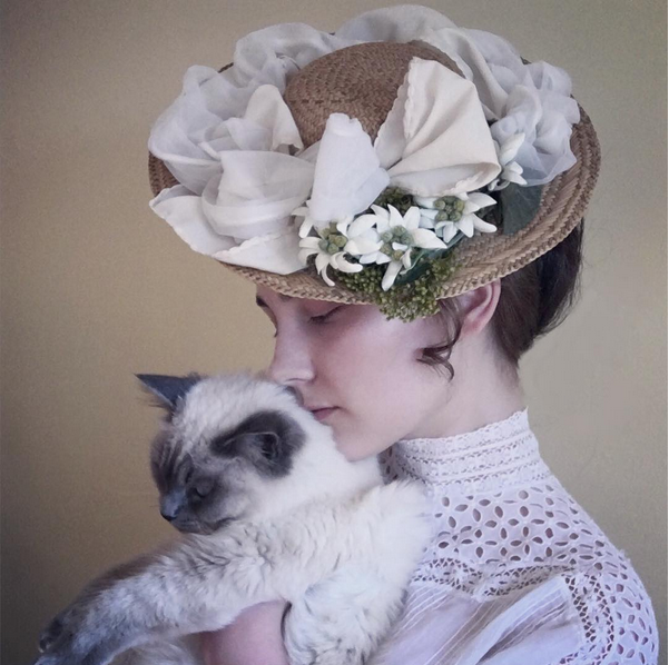 Un autre look inspiré de l'époque Edouardienne, avec son chat Mr. Darcy.