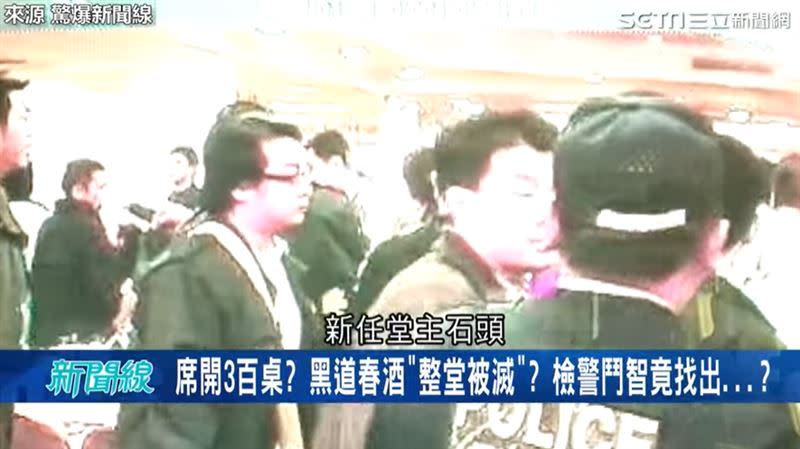 警方確認開始上菜後，霹靂小組帶著長槍衝進去。（圖／翻攝自驚爆新聞線）