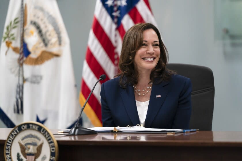 La vicepresidenta Kamala Harris sonríe mientras habla durante una mesa redonda con líderes religiosos en Los Ángeles, el lunes 6 de junio de 2022. (AP Foto/Jae C. Hong)