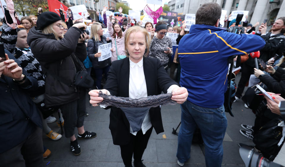 La diputada Ruth Coppinger sostiene una tanga durante una manifestación en apoyo a las víctimas de violencia sexual en la calle O’Connell Street de Dublín. (Foto Niall Carson/PA Images via Getty Images)