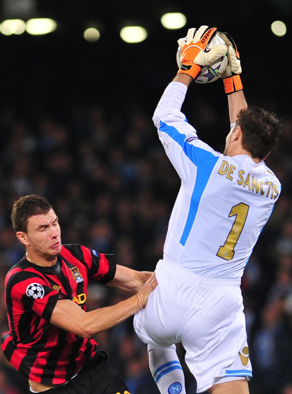 Napoli's goalkeeper Morgan De Sanctis jumps in front of Manchester City's Bosnian forward Edin Dzeko (L) during the Champions League group A football match SSC Napoli vs Manchester City on November 22, 2011 at the San Paolo stadium in Naples . AFP PHOTO / ALBERTO PIZZOLI (Photo credit should read ALBERTO PIZZOLI/AFP/Getty Images)