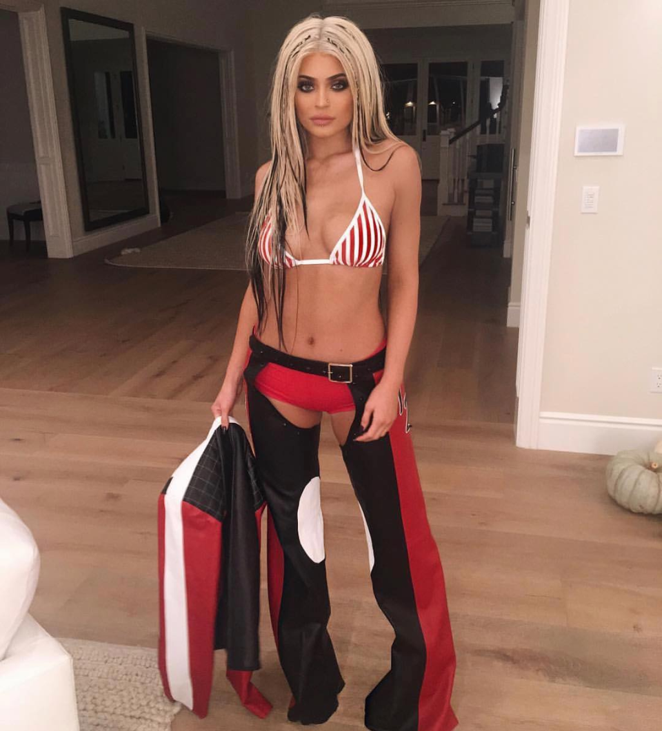 Kylie Jenner recreó el look de Christina Aguilera durante su era de “Dirrrty” y recibió la aprobación de la cantante.