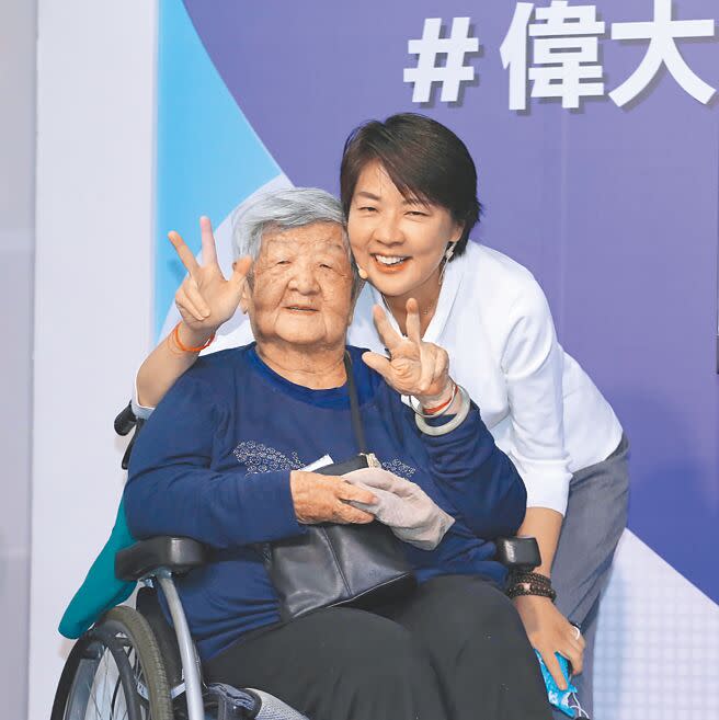無黨籍台北市長候選人黃珊珊21日打出媽媽牌拜票，黃媽媽特別和黃珊珊碰面為她打氣加油。（陳俊吉攝）