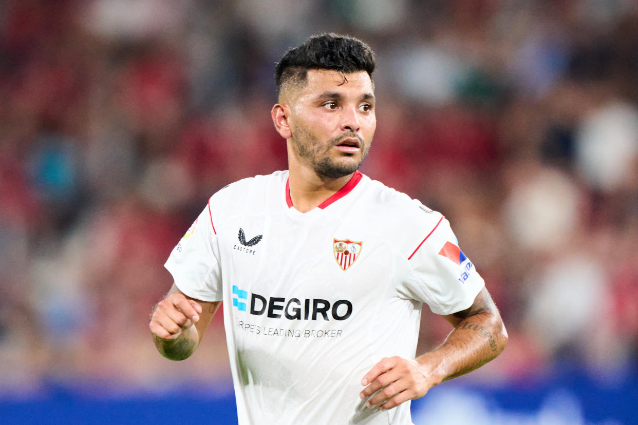 Tecatito Corona en un partido entre Sevilla y Osasuna de agosto del año pasado. (Juan Manuel Serrano Arce/Getty Images)