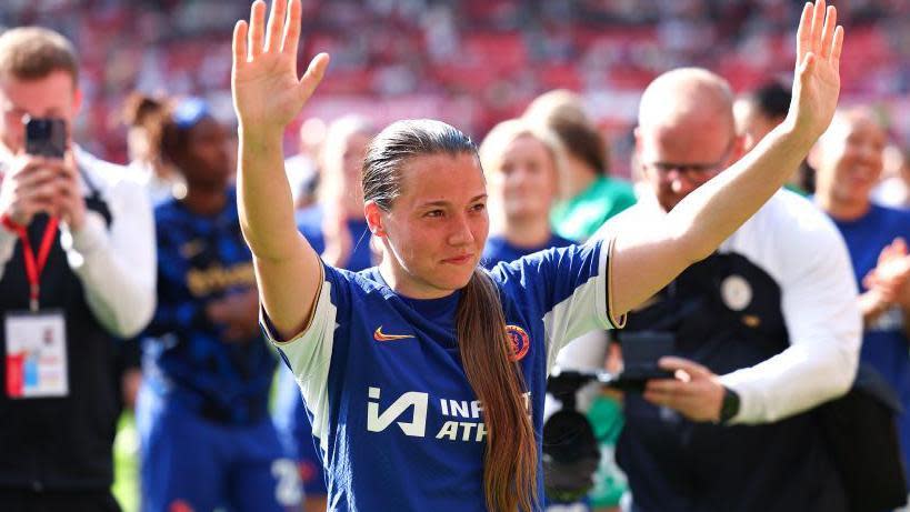 Fran Kirby says bye to Chelsea fans
