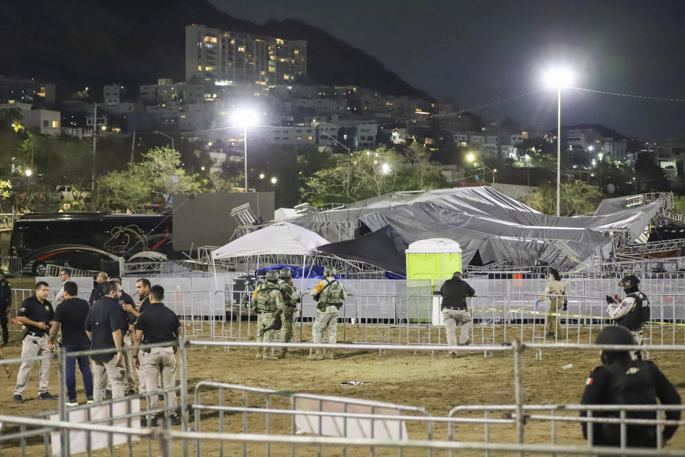 Fuerzas de seguridad rodean un escenario que se derrumbó debido al viento en un acto al que asistía el candidato a la presidencia Jorge Álvarez Máynez en San Pedro Garza García, a las afueras de Monterrey, México, el miércoles 22 de mayo de 2024. (AP Foto/Alberto Lopez)