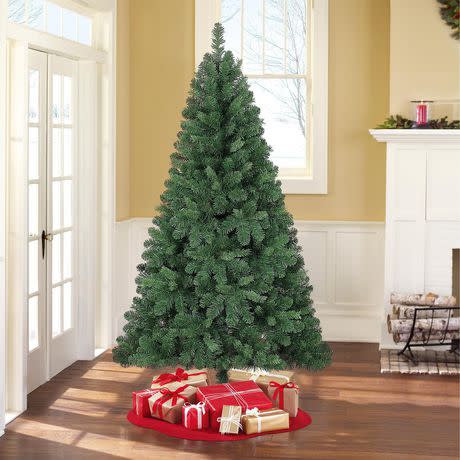 Holiday Time 6.5' Jackson Spruce Christmas Tree. (Image via Walmart)