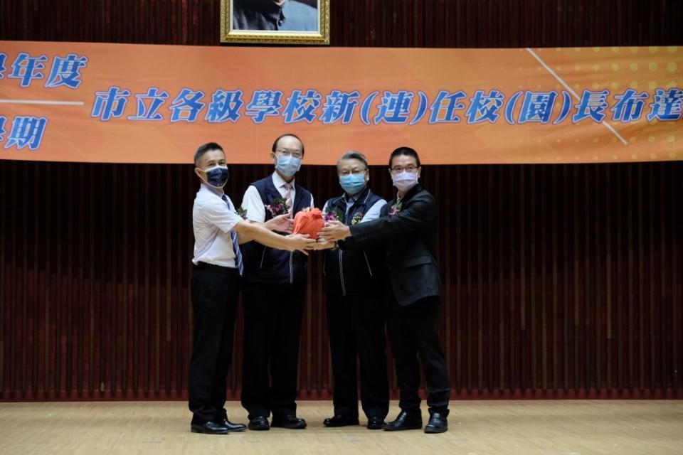 台中市政府舉行一一一學年度第一學期市立各級學校新（連）任校（園）長布達及交接典禮。（記者徐義雄攝）