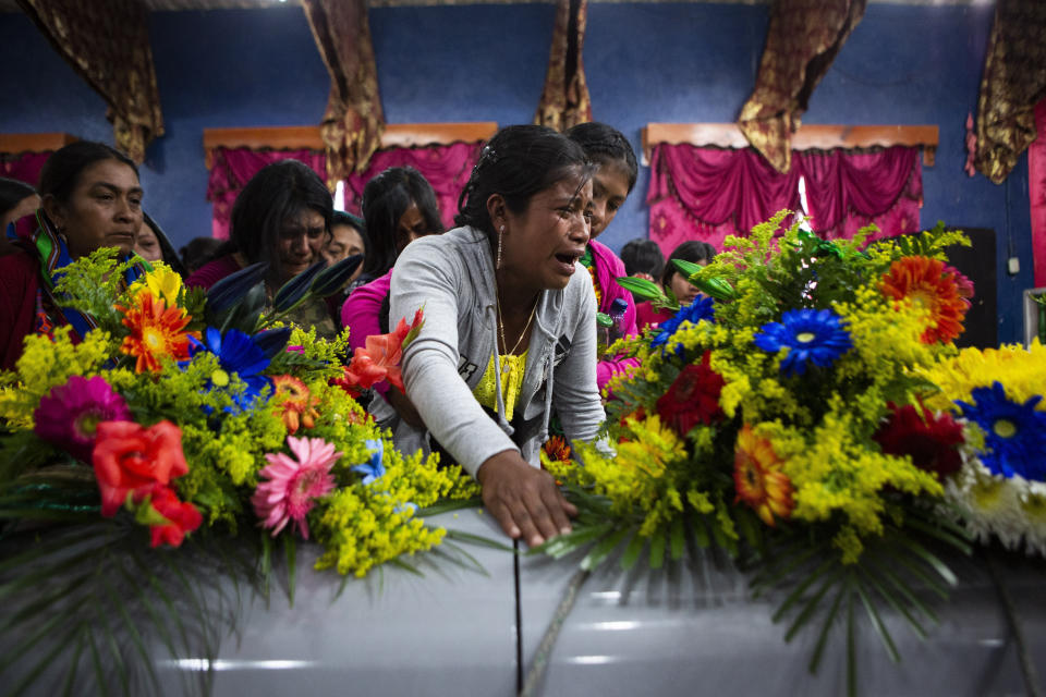 Una familiar de Pascual Melvin Guachiac Sipac llora frente al ataúd que contiene su cuerpo durante su funeral en Tzucubal, Nahuala, Guatemala, el 16 de julio de 2022. El niño de 13 años formaba parte de un grupo de migrantes que murieron de calor y deshidratación en un camión remolque abandonado por contrabandistas en las afueras de San Antonio, Texas, el 27 de junio. (AP Foto/Oliver de Ros)